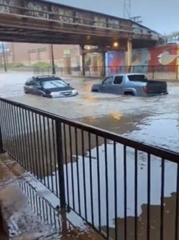 ABD’de şiddetli yağış: Rögarlar patladı, caddeler sular altında kaldı
