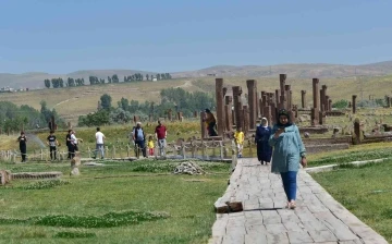 Açık hava müzesi Ahlat’ta bayram yoğunluğu
