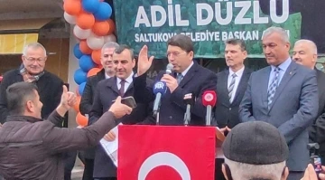 Adalet Bakanı Tunç’a engelli gençten &quot;Binali Yıldırım&quot; sürprizi
