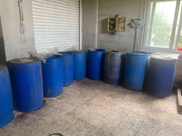 Adana’da bin 40 litre sahte içki ele geçirildi
