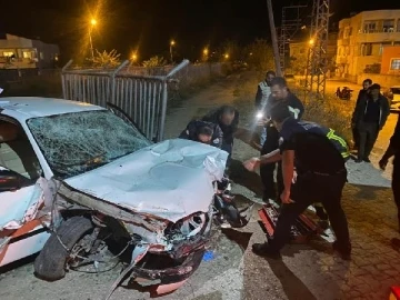 Adana'da kontrolden çıkan otomobil yayalara çarptı: 4 yaralı