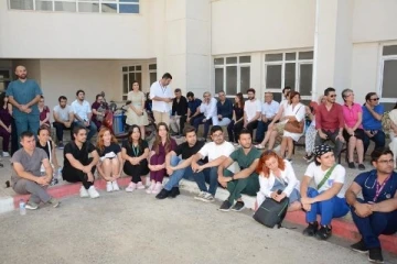 Adana'da orta hasarlı hastane için oturma eylemi 