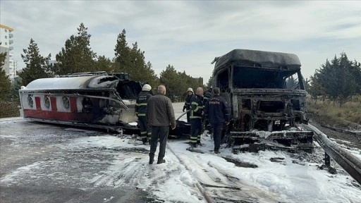 Adana'da otoyolda devrilen akaryakıt tankerinde yangın çıktı