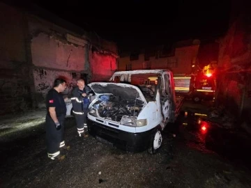 Adana'da park halindeki çekici, yanarak kullanılmaz hale geldi