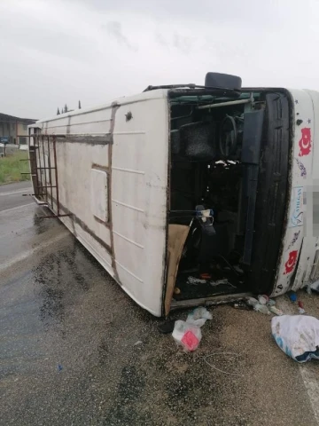 Adana'da tarım işçilerini taşıyan midibüs devrildi; 10 yaralı