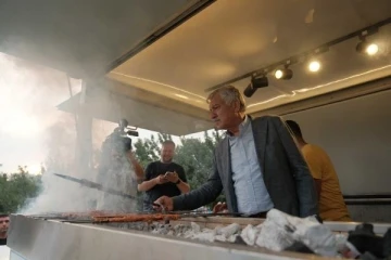 Adana’da üniversite kazanan öğrencilere kebap ikram edildi