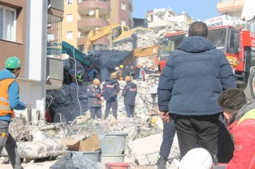 Adana’daki Ekim Apartmanı’nda arama kurtarma çalışmaları sürüyor
