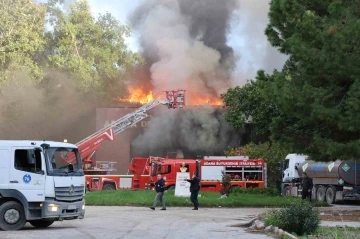 Adana’daki hastane yangını sürüyor: Tüm bina alevlere teslim oldu
