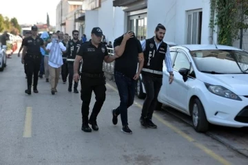 Adana’daki iki belediyeye rüşvet operasyonunda 34 şüpheli adliyede