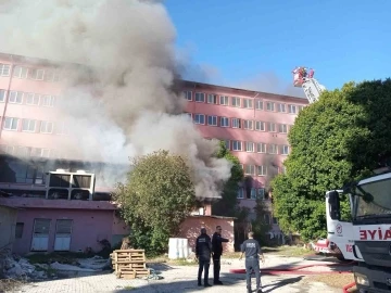 Adana’daki yangın devam ediyor, işçiler kurtarıldı
