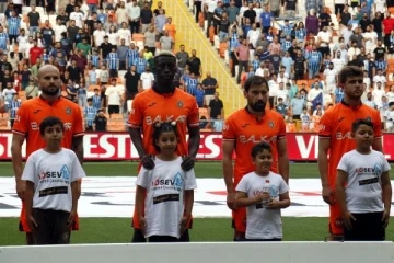 Adana Demirspor ve Başakşehir futbolcuları sahaya lösemili çocuklarla çıktı