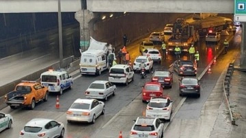 Adana güne acı bir kazayla başladı. Köprü ayağına çarpan otomobil sürücüsünün sonu feci oldu!