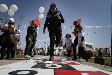 Adana polisi bayramda çocuklarla “seksek” oynadı
