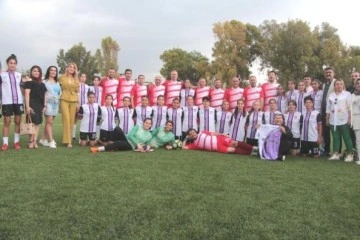 Adana protokolü, kadın futbol takımıyla gösteri maçı yaptı