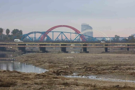 Adana’yı yağışlı hava etkisi altına aldı
