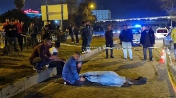 Adana&rsquo;da acı olay! Otomobil çarpmasıyla ölen ağabeyinin elini bir an bile bırakmadı