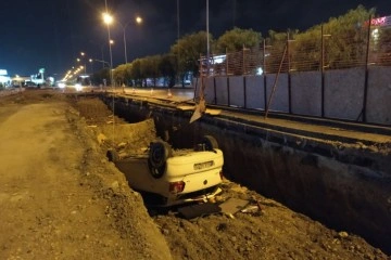 Adana’da alt geçit çalışmasına otomobil düştü: 1 yaralı