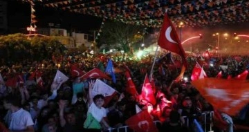 Adana’da coşkulu kutlama