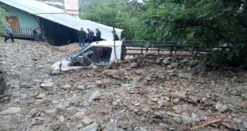 Adana’da şiddetli sağanak su taşkını ve heyelana sebep oldu, 1 araç sulara kapıldı