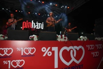 Adanalılar Pinhani konseriyle Cumhuriyeti kutladı