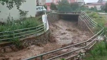 Adana'yı sağanak vurdu! Cadde ve sokaklar suyla doldu