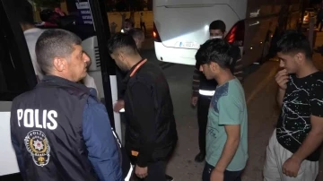 Adıyaman’da 74 kaçak göçmen yakalandı

