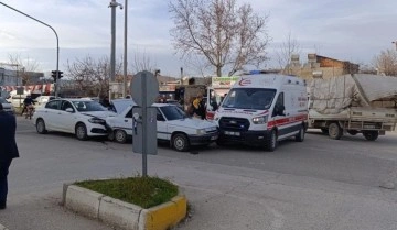 Adıyaman'da Ambulansla İki Otomobilin Karıştığı Trafik Kazasında 1 Kişi Yaralandı