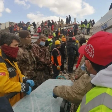 Adıyaman’da enkaz altında kalan Mehmet Ayhan Erdem, 105 saat sonra sağ olarak çıkarıldı
