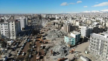 Adıyaman’da enkaz çalışmaları tüm hızıyla sürüyor
