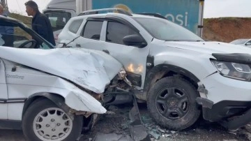 Adıyaman’da Kaza: İki Otomobil Çarpıştı, Sürücüler Yaralandı