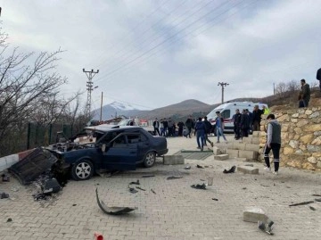 Adıyaman’da Kontrolden Çıkan Otomobil Okul Bahçesine Girdi