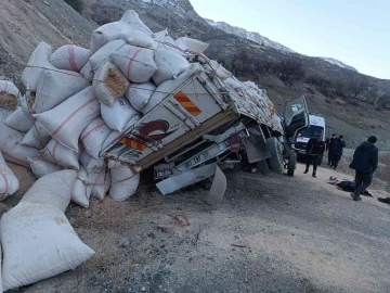 Adıyaman’da saman yüklü kamyon devrildi: 1 ölü
