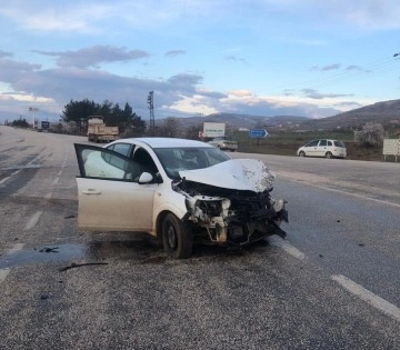 Adıyaman’da Tır ve Otomobil Kaza Yaptı: Otomobil Sürücüsü Yaralandı