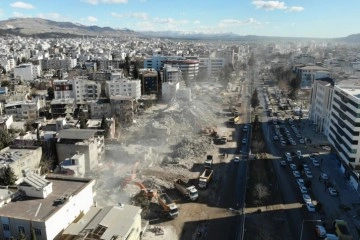 Adıyaman’da binden fazla iş makinesi enkazlarda çalışıyor