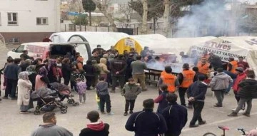 Adıyaman’da depremzedelere kebap dağıtıldı