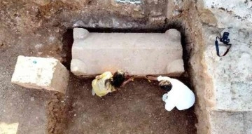 Adıyaman’da içerisinde 4 iskeletin bulunduğu bin 800 yıllık mezar bulundu