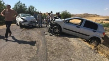 Adıyaman'da otomobiller kafa kafaya çarpıştı: 1 ölü, 4 yaralı