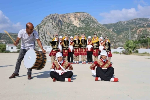 Afetzede çocuklar, halayla depremin izlerini siliyor
