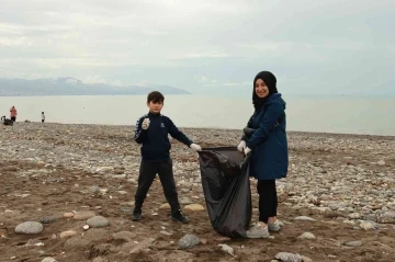 Afgan mülteciler Trabzon sahilini çöpten temizlediler
