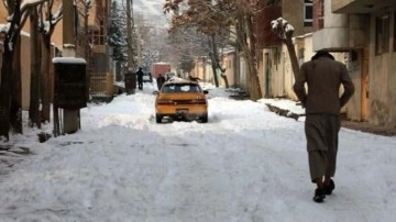 Afganistan dondurucu soğuklarla mücadele ediyor: 162 hayatını kaybetti