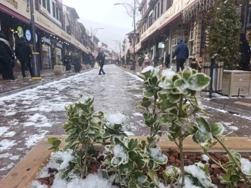 Afyonkarahisar’da kar yağışı etkisini göstermeye başladı
