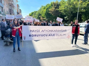 Afyonkarahisar’da ‘Koruyucu Aile Modeline’ yürüyerek dikkat çektiler
