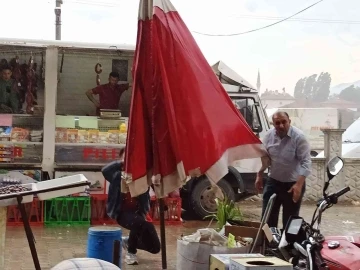 Afyonkarahisar’da şiddetli yağmur ve rüzgar hayatı olumsuz etkiledi
