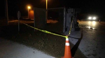 Afyonkarahisar’da toprak yüklü kamyon devrildi, bir kişi yaralandı
