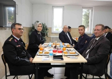 Afyonkarahisar Valisi Yiğitbaşı Mehmetçik ile yemek yedi
