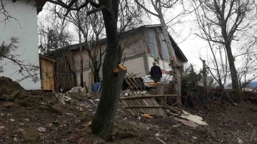 Ağaç budarken kafasına dal düştü, yaralandı
