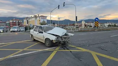 İslahiye’de kavşakta çarpışan iki otomobilde hasar oluştu