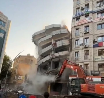 Ağır hasarlı bina yıkılırken sağlam binaya zarar verdi
