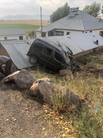 Ağrı’da hafif ticari araç şarampole yuvarlandı: 9 yaralı
