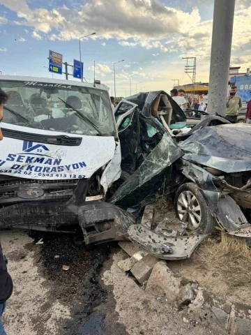 Ağrı’da iki otomobil çarpıştı: 5 yaralı
